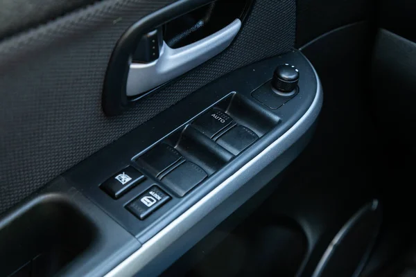 2020年5月3日 Suzuki Grand Vitara关闭侧门按钮 窗户调整按钮 现代汽车内部 — 图库照片