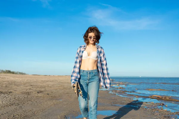 Radosna Ciemnowłosa Kobieta Dżinsach Koszuli Uśmiecha Się Spaceruje Plaży Cieszy — Zdjęcie stockowe