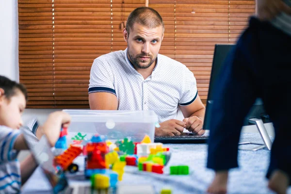 Μαμά Δύο Μικρά Αγόρια Στα Γόνατα Προσπαθεί Γελάσει Στο Σπίτι — Φωτογραφία Αρχείου