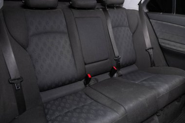 Novosibirsk, Rusya 2 Nisan 2020 Mercedes-Benz E-sınıfı, rahat araba içeride. Arabanın içi temiz: siyah arka koltuklar, başlıklar ve kemer. 