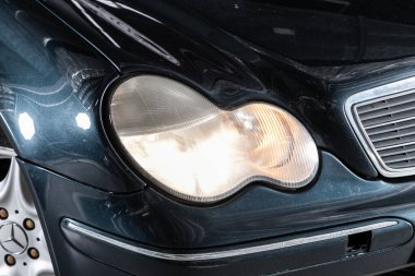 Novosibirsk, Rusya 2 Nisan 2020 Mercedes-Benz E-sınıfı, modern bir arabanın parlayan farları.