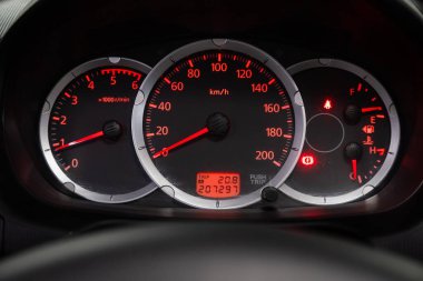 Novosibirsk / Rusya Nisan 02, 2020 Mitsubishi L200, beyaz arka ışıklandırmalı yuvarlak gösterge paneli, hız göstergesi ve takometreye yakın çekim. modern araba iç mimarisi