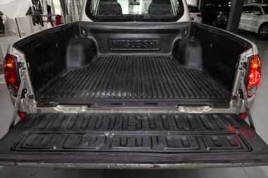 Novosibirsk / Rusya 2 Nisan 2020 Mitsubishi L200, bagajı açık bir arabanın arka görüntüsü. Modern bir arabanın dışı.