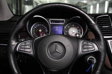 Novosibirsk / Rusya Nisan 02, 2020 Mercedes-Benz GLS sınıfı, yeni stil bir arabanın salonu, direksiyon, hız göstergesi, takometre ve diğer ayarlama düğmeleri olan gösterge paneli 