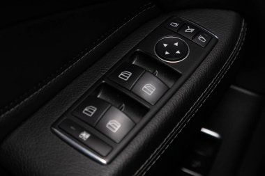 Novosibirsk / Rusya 2 Nisan 2020 Mercedes-Benz GLS sınıfı, yeni bir arabanın kapı kontrol paneline yakın çekim. Pencere kontrol paneli, kapı kilidi düğmesi ve ayna kontrollü kol dinlenmesi. 