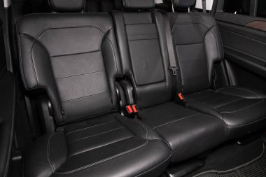 Novosibirsk / Rusya 2 Nisan 2020 Mercedes-Benz GLS sınıfı, rahat araba içeride. Arabanın içi temiz: siyah arka koltuklar, başlıklar ve kemer. 