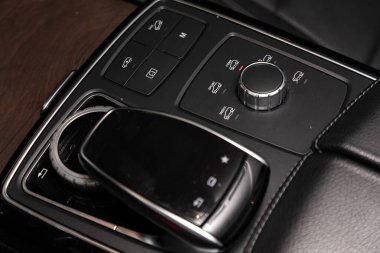 Novosibirsk / Rusya Nisan 02, 2020 Mercedes-Benz GLS sınıfı, otomatik vites kutusunun yakın çekim görüntüsü. İç araba, otomatik vites kolu.; 