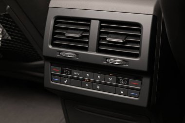 Novosibirsk / Rusya 15 Mart 2020 Volkswagen Toureg, arabanın siyah iç kısmının kaybı: gösterge paneli, arka koltuk için klima 