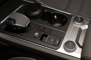 Novosibirsk / Rusya 15 Mart 2020 Volkswagen Toureg, otomatik vites kutusunun yakın görüntüsü. İç araba, otomatik vites kolu.; 