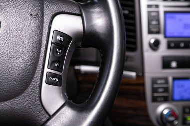 Novosibirsk / Rusya 03 Mart 2020 Hyundai Santa Fe, direksiyon, müzik, kontrol sistemi ve arabadaki sesli telefonlar. modern araba iç mimarisi