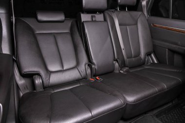 Novosibirsk / Rusya 3 Mart 2020 Hyundai Santa Fe, Yardım aracı içeride. Arabanın içi temiz: siyah arka koltuklar, başlıklar ve kemer. 