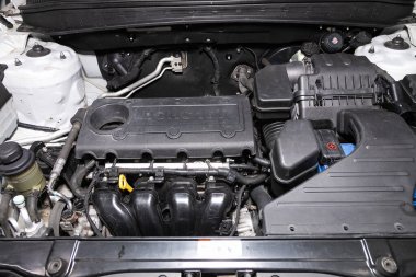 Novosibirsk / Rusya 3 Mart 2020 Hyundai Santa Fe, temiz bir motor bloğunu kapatın. İçten yanmalı motor