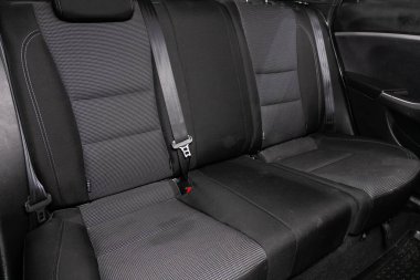 Novosibirsk / Rusya 2 Nisan 2020 Hyundai I30, rahat araba içeride. Arabanın içi temiz: siyah arka koltuklar, başlıklar ve kemer. 