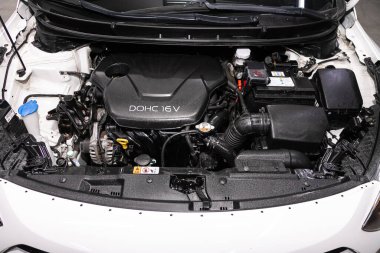 Novosibirsk / Rusya 2 Nisan 2020 Hyundai I30, temiz bir motor bloğunu kapatın. İçten yanmalı motor