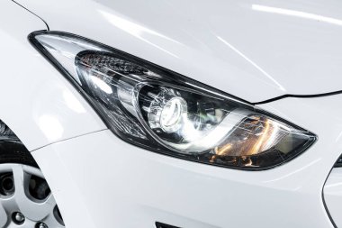 Novosibirsk / Rusya 2 Nisan 2020 Hyundai I30, Modern bir arabanın Parlayan Işığı