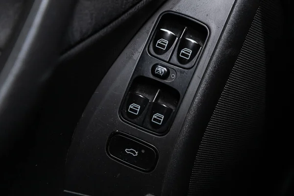 2020年4月2日 俄罗斯的Novosibirsk 梅赛德斯 奔驰E级轿车的门控面板的特写 扶手休息与窗口控制面板 门锁按钮 和镜像控制 — 图库照片