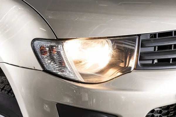 Novosibirsk Russia April 2020 Mitsubishi L200 Glowing Headlight Modern Car — Stock Photo, Image