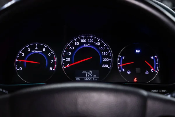 2020年3月3日 新锡尔斯克 俄罗斯 Novosibirsk Russia 的现代圣达菲号 Hyundai Santa 接近圆形仪表盘 速度计和带白色背光的速度计 — 图库照片