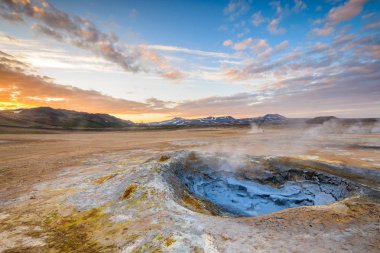 Volkanlar ve gece yarısı güneşi