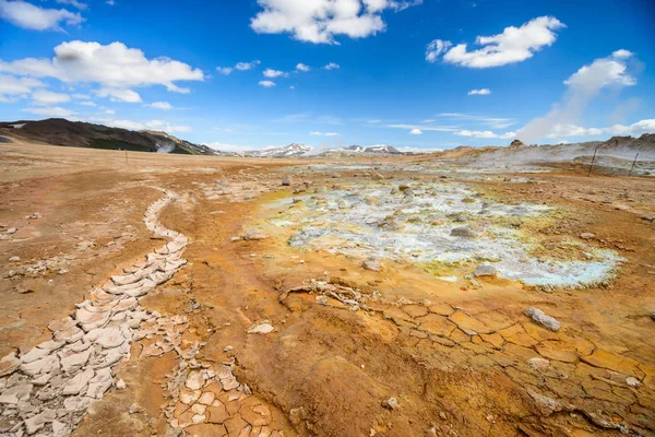 Volkanik alan yakınındaki kırık toprak