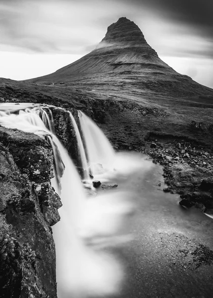 Kirkjufell waterval, west IJsland — Stockfoto