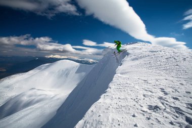 Freeride dağlarda Kayak