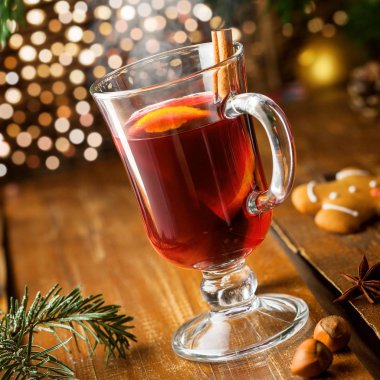 Bir masada sıcak mulled şarap