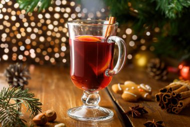 Bir masada sıcak mulled şarap