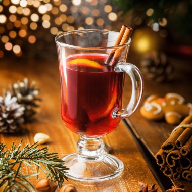 Bir masada sıcak mulled şarap