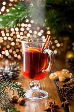 Bir masada sıcak mulled şarap