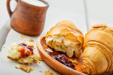 Kruvasan marmelat ve süt ile