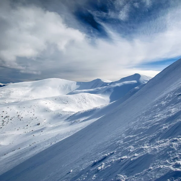 Bellissimo paesaggio montano invernale — Foto Stock