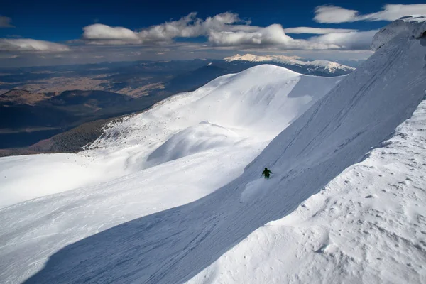 Sciare freeride in montagna — Foto Stock