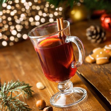 Bir masada sıcak mulled şarap