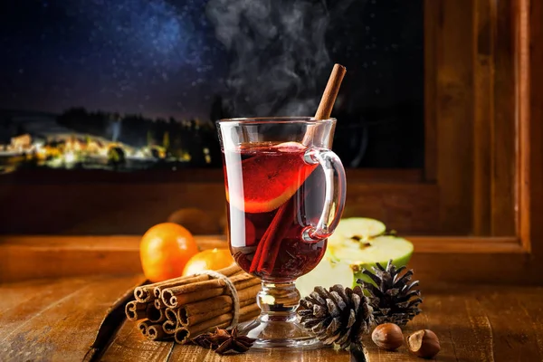 Bir masada sıcak mulled şarap