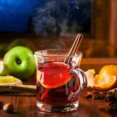 Bir masada sıcak mulled şarap