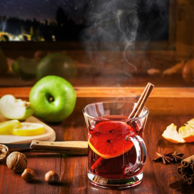 Bir masada sıcak mulled şarap