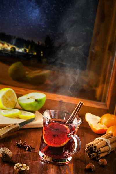 테이블에 뜨거운 mulled 와인 스톡 사진