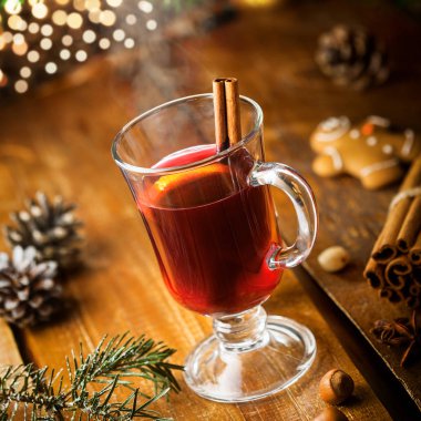 Bir masada sıcak mulled şarap