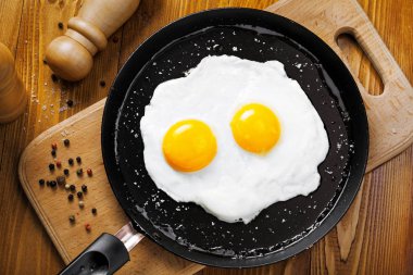 Kızarmış yumurta yemek