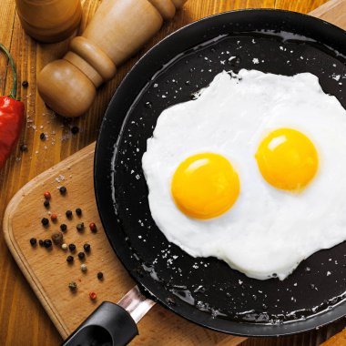 Kızarmış yumurta yemek