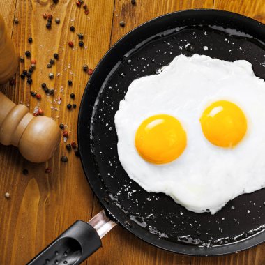 Kızarmış yumurta yemek