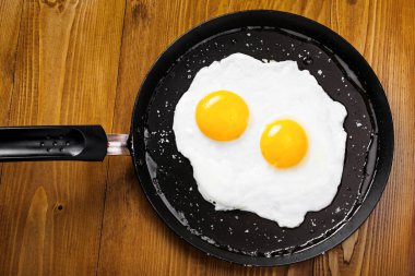 Kızarmış yumurta yemek