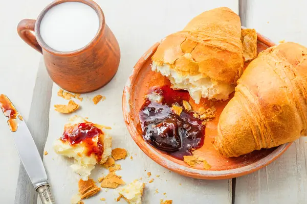 Kruvasan marmelat ve süt ile