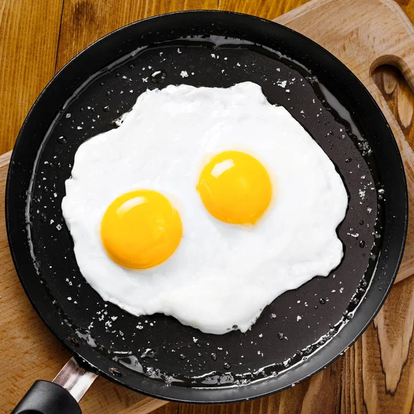 Kızarmış yumurta yemek — Stok fotoğraf