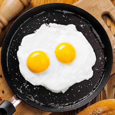 Kızarmış yumurta yemek