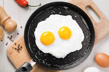 Kızarmış yumurta yemek