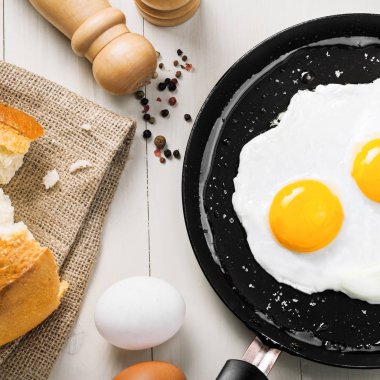 Kızarmış yumurta yemek