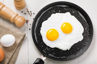 Kızarmış yumurta yemek