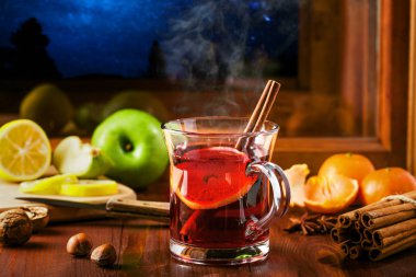 Bir masada sıcak mulled şarap